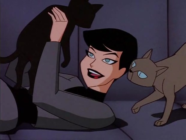 Selina Kyle spielt mit ihren Katzen
