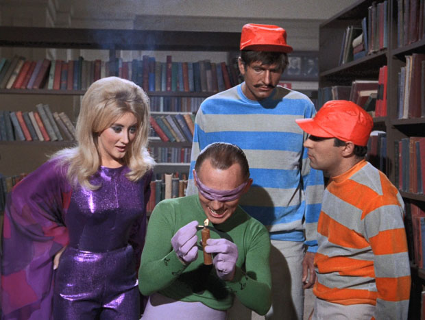 Riddler zündet eine Kerze an