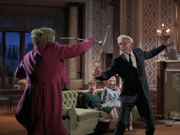 Alfred beim Fechten mit dem Joker.