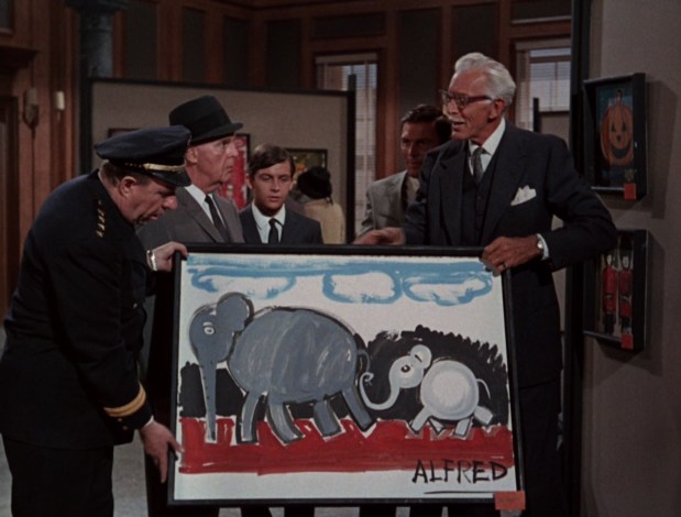 Alfred schenkt Chief O'Hara ein Gemälde.